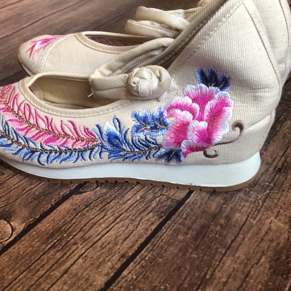 Floral Embroidered Hidden-Wedge Mary Jane Pumps Sz 37 - Picture 5 of 6